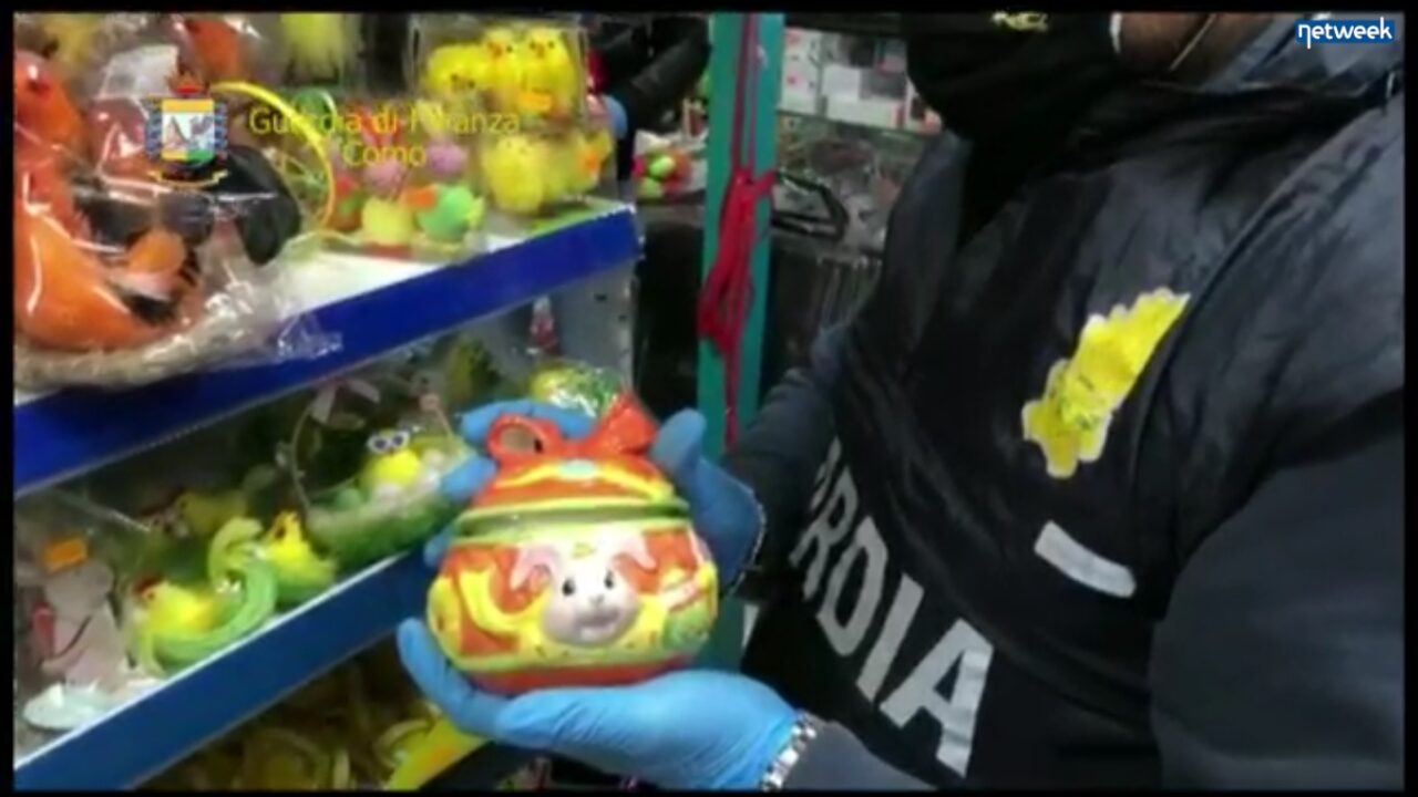 Cartine per le sigarette sottobanco, bigiotteria e giocattoli di Pasqua senza il marchio CE: 67mila prodotti sequestrati a Como