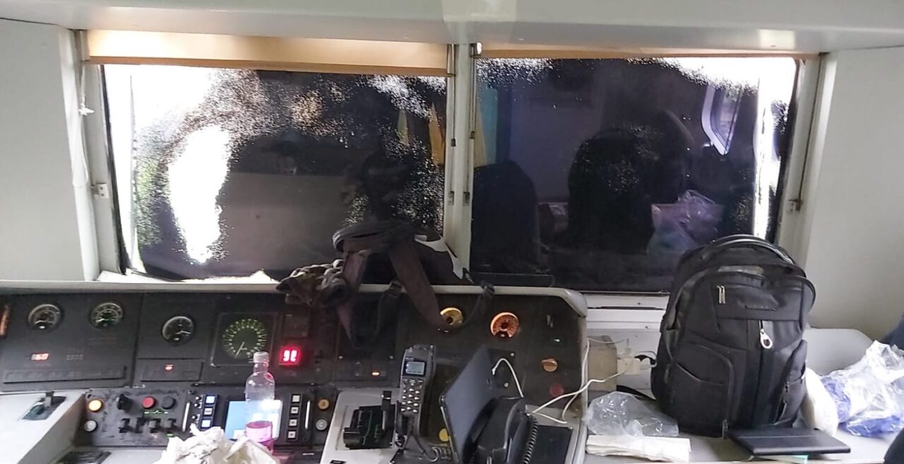 No Tav sui binari, fermato e imbrattato il treno per Saronno