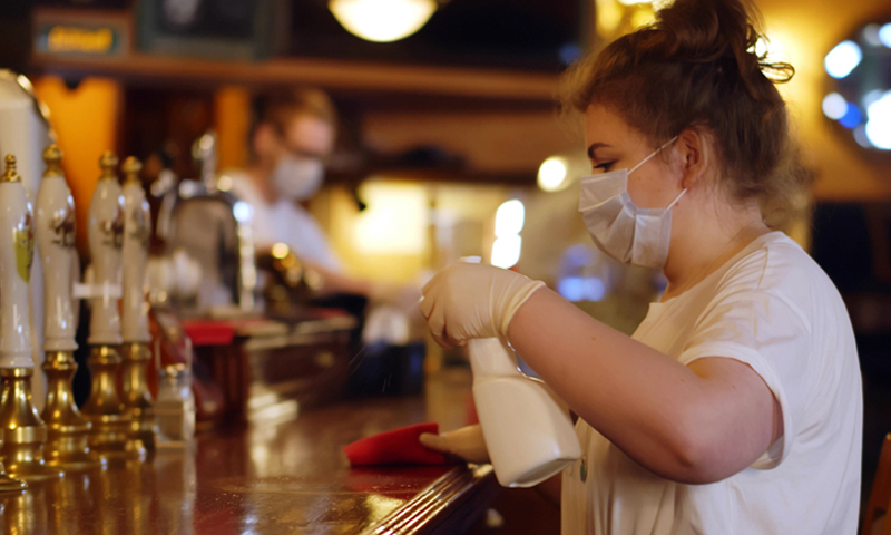Da martedì 1 giugno si torna nei ristoranti e nei bar anche al chiuso: le regole