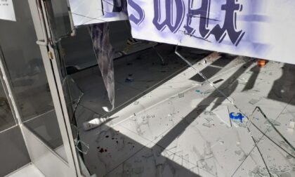 Armato di mazza dal parrucchiere a Rovellasca: negozio distrutto, esercente in ospedale