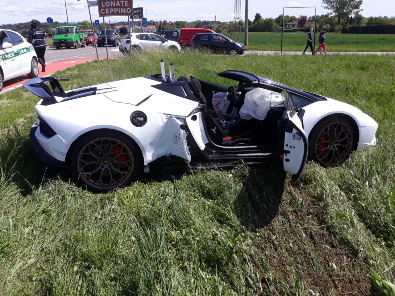 Si schianta con la Lamborghini a Lonate, le foto dell’incidente