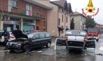 Incidente in via Matteotti a Tradate, auto cappottata