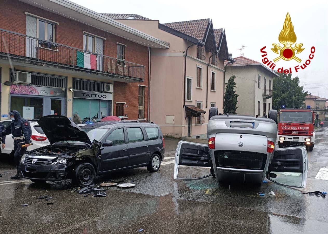 Incidente in via Matteotti a Tradate, auto cappottata