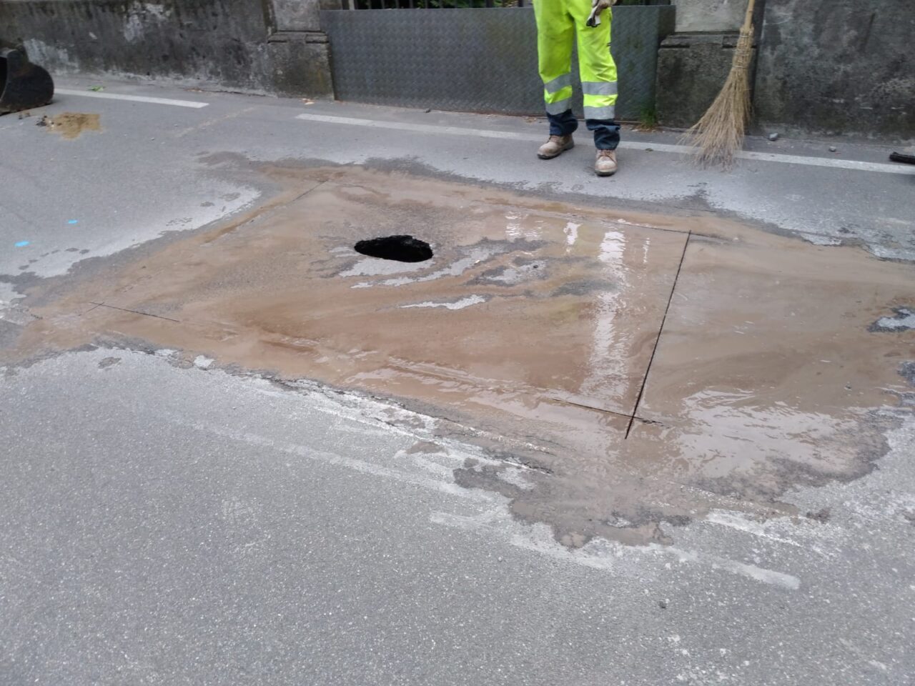Un altro cedimento lungo le strade di Malnate: “Questa storia avrà mai fine?”