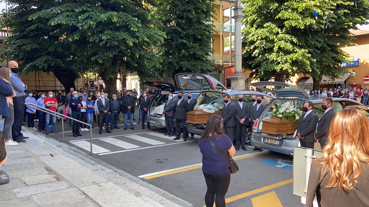 Le note del silenzio e lancio dei palloncini. L’ultimo saluto a Vittorio, Elisabetta e Mattia