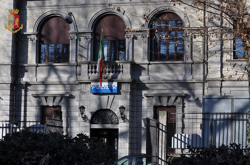In astinenza in cerca di droga, si sfoga sulle auto parcheggiate e su un distributore h24