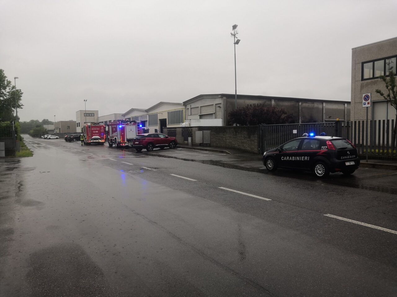 L'incendio di lunedì mattina in una ditta di Misinto domato dai Vigili del Fuoco