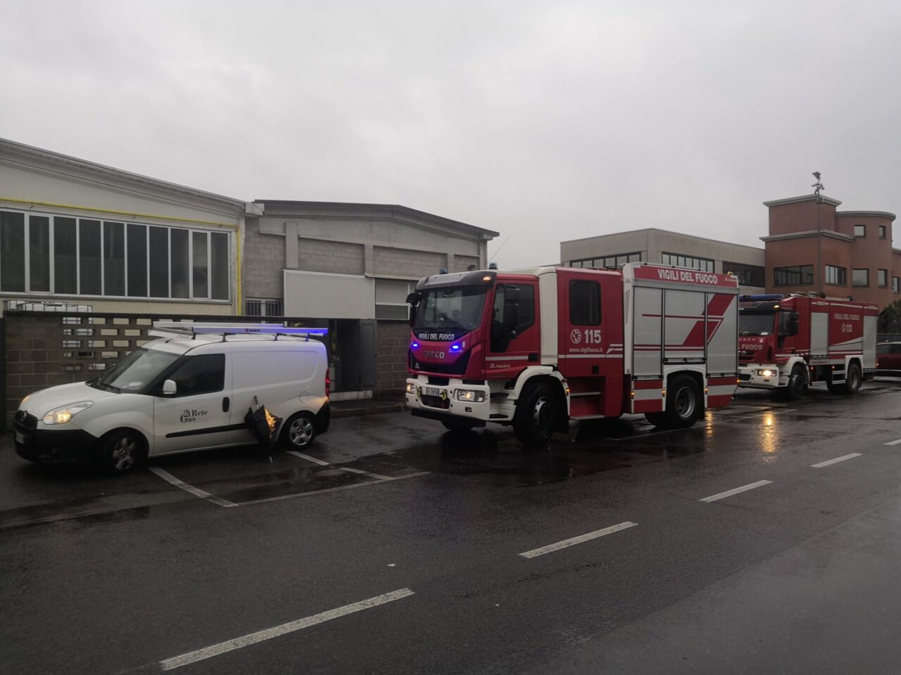 L'incendio di lunedì mattina in una ditta di Misinto domato dai Vigili del Fuoco