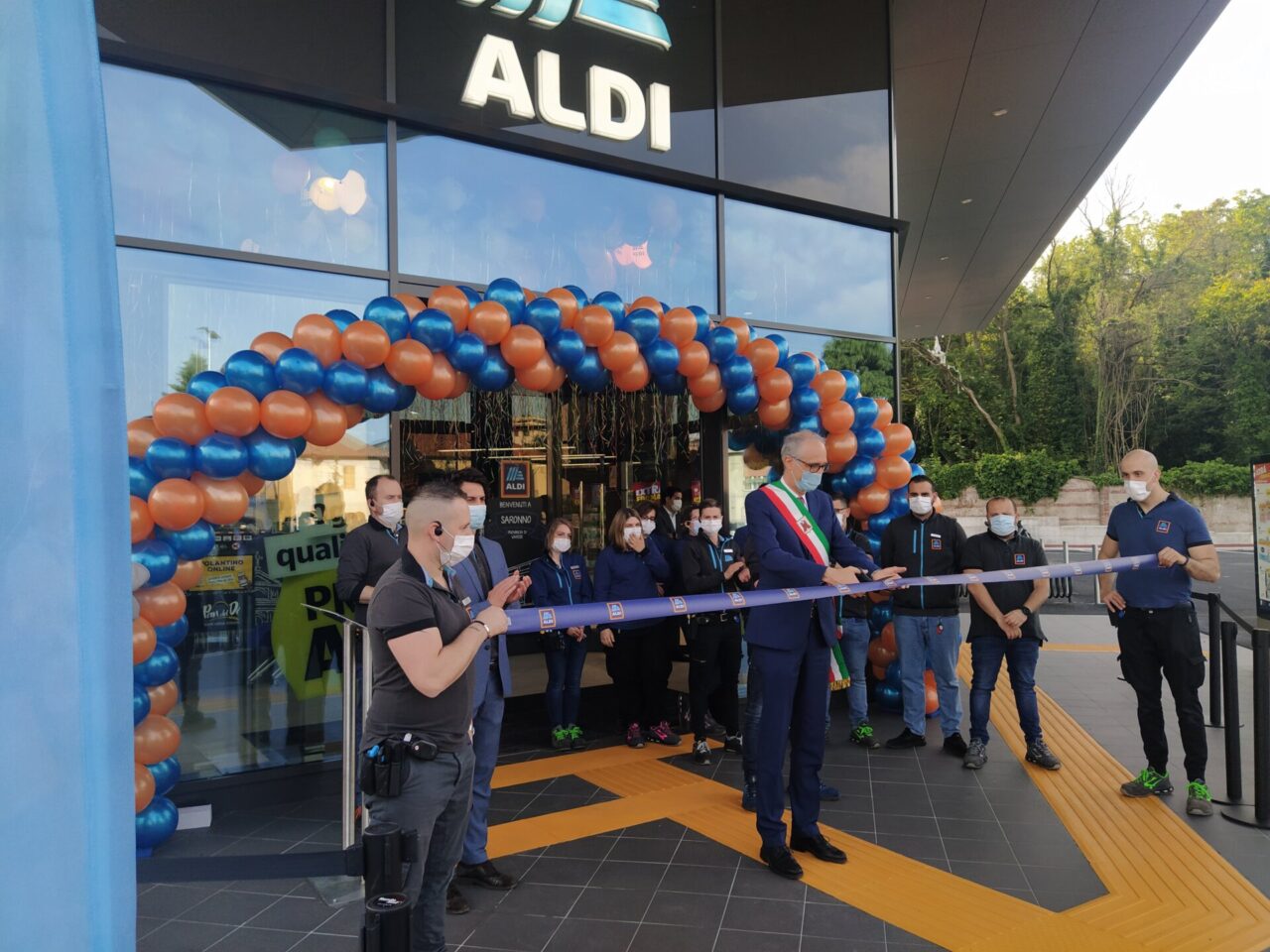 Airoldi al taglio del nastro del centro commerciale. E scoppia la bufera