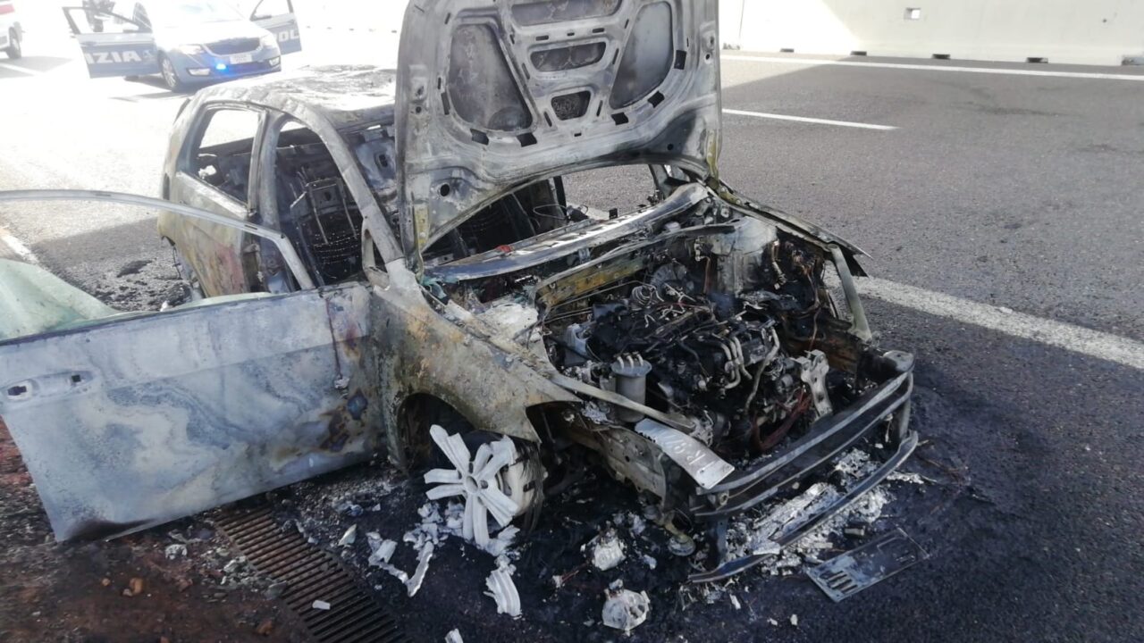 Auto prende fuoco in Pedemontana, salvi due ragazzi