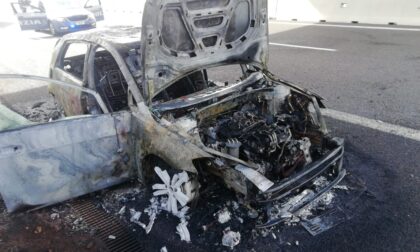 Auto prende fuoco in Pedemontana, salvi due ragazzi
