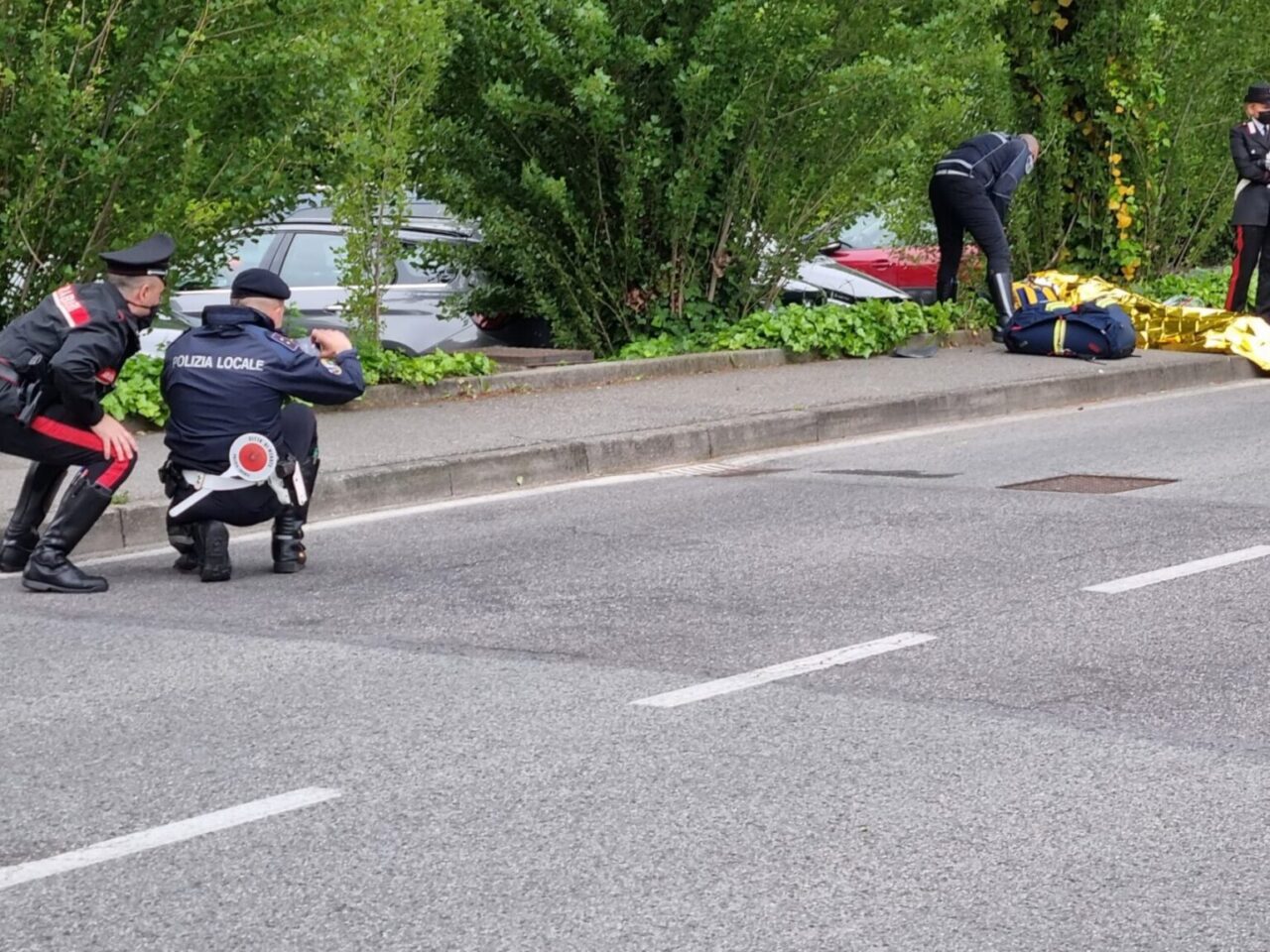 Madre e figli falciati sulla strada, l’investitore era sul posto: si era inventato lui dell’auto pirata