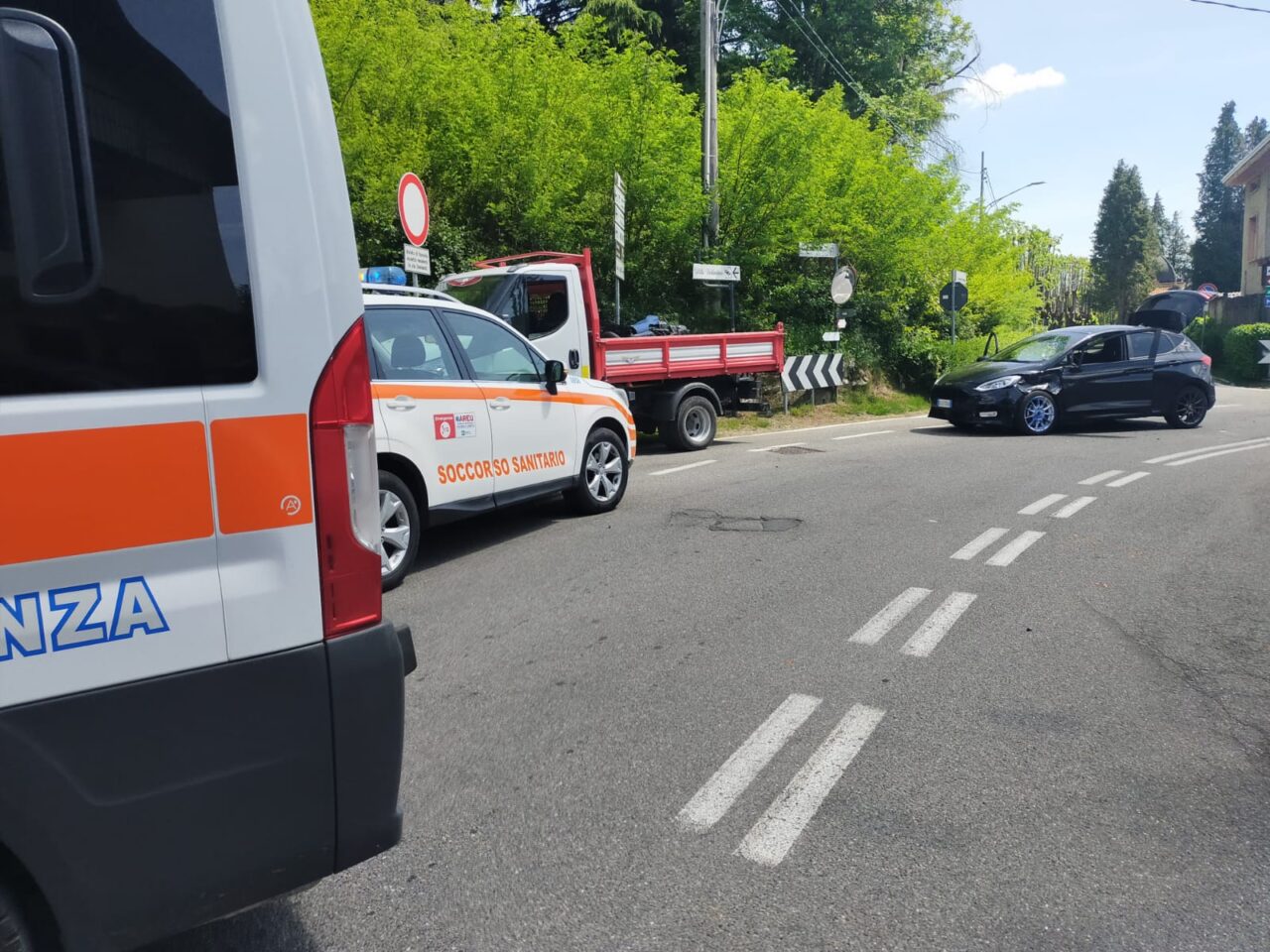 Incidente tra auto e moto alla curva di via Foscolo ad Abbiate
