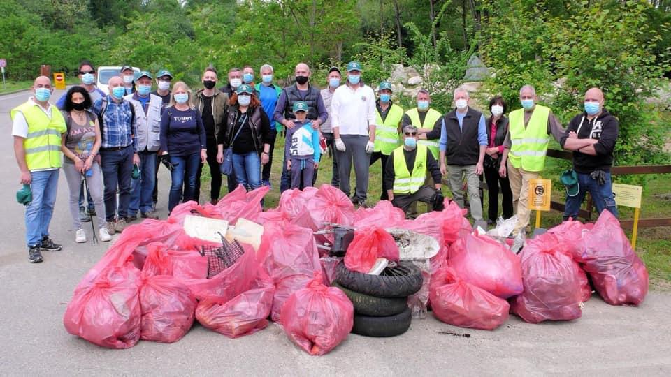 Montagna di rifiuti raccolta nella Giornata del Verde Pulito di Lazzate