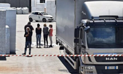 Strage infinita sul lavoro: mulettista schiacciato da un camion in manovra
