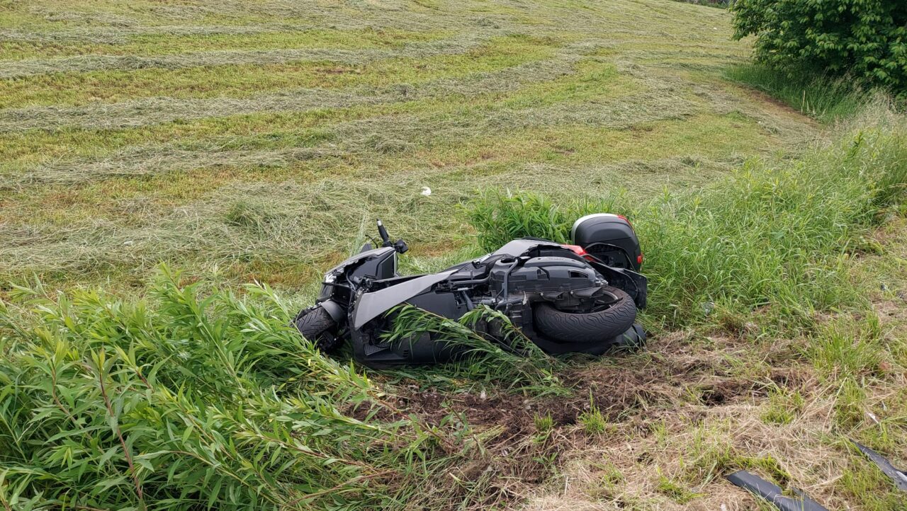 Incidente al confine Tradate-Venegono, scooter nel campo