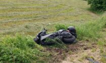 Incidente al confine Tradate-Venegono, scooter nel campo