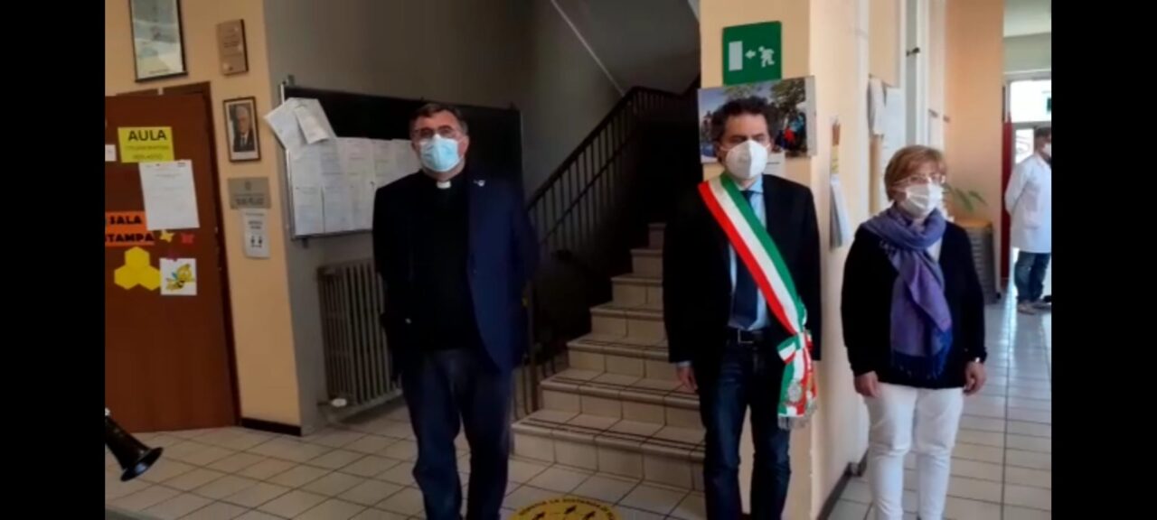 Le scuole di Vedano si fermano per l’addio a Mattia e ai suoi genitori