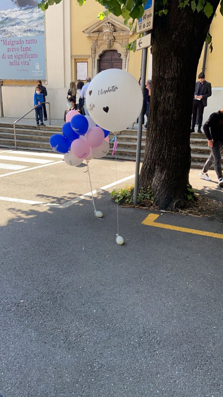 Più di 200 palloncini posizionati fuori dalla chiesa per ricordare Mattia e i suoi genitori