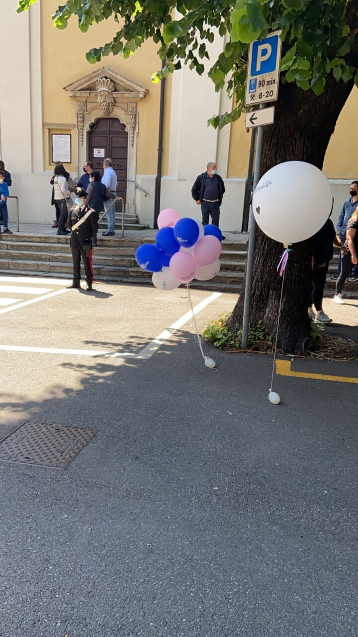 Più di 200 palloncini posizionati fuori dalla chiesa per ricordare Mattia e i suoi genitori