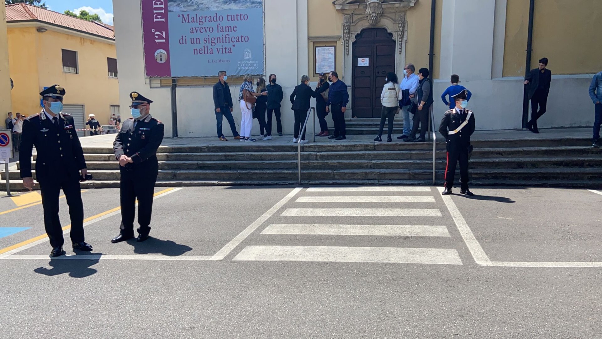 In corso a Vedano Olona i funerali di Vittorio, Elisabetta e Mattia, morti nella tragedia del Mottarone