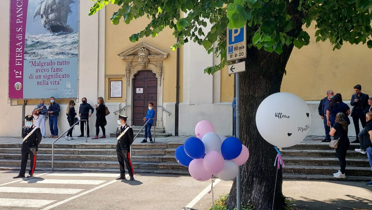 Più di 200 palloncini posizionati fuori dalla chiesa per ricordare Mattia e i suoi genitori