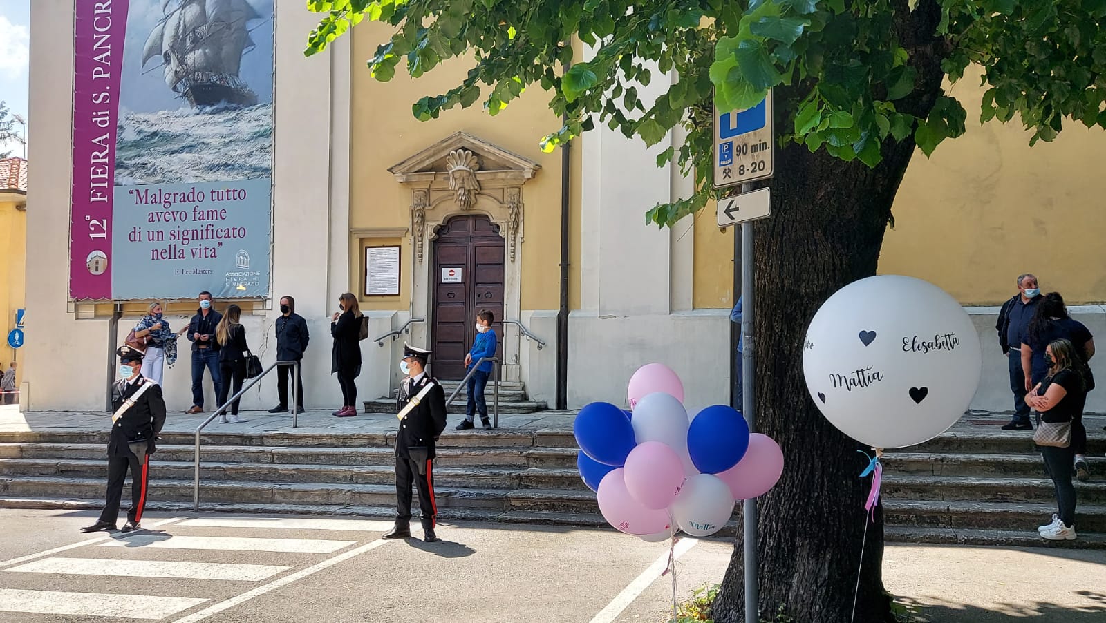 Più di 200 palloncini posizionati fuori dalla chiesa per ricordare Mattia e i suoi genitori