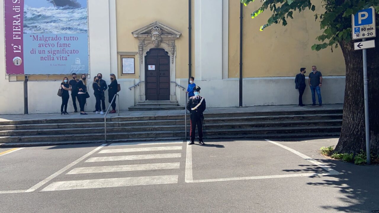 In corso a Vedano Olona i funerali di Vittorio, Elisabetta e Mattia, morti nella tragedia del Mottarone