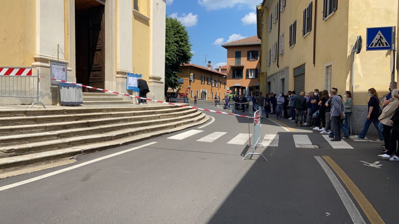 In corso a Vedano Olona i funerali di Vittorio, Elisabetta e Mattia, morti nella tragedia del Mottarone