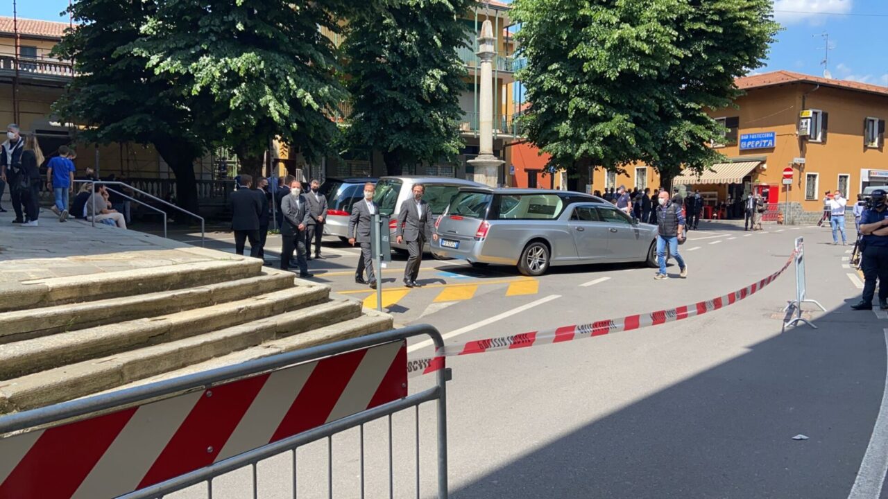In corso a Vedano Olona i funerali di Vittorio, Elisabetta e Mattia, morti nella tragedia del Mottarone