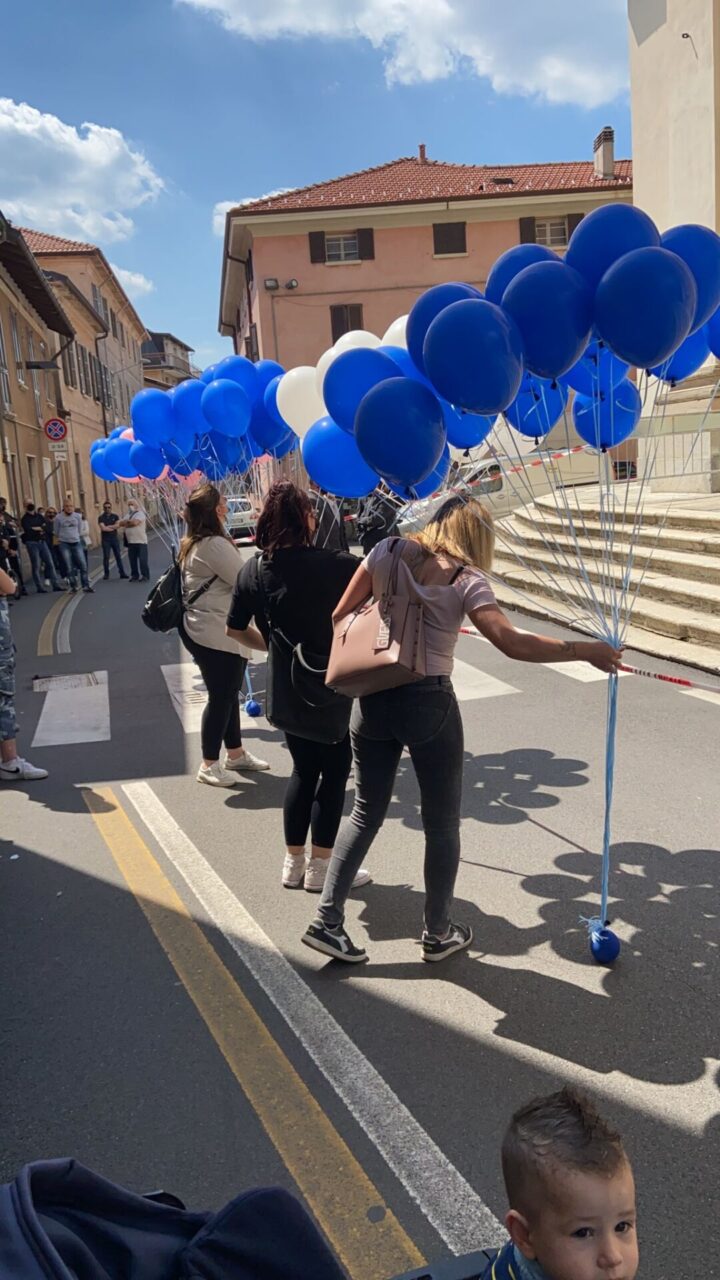 Più di 200 palloncini posizionati fuori dalla chiesa per ricordare Mattia e i suoi genitori