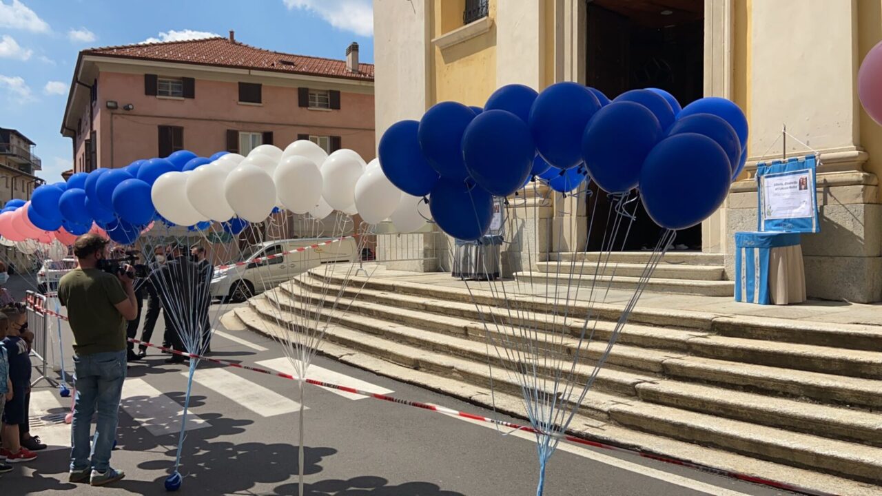 Più di 200 palloncini posizionati fuori dalla chiesa per ricordare Mattia e i suoi genitori