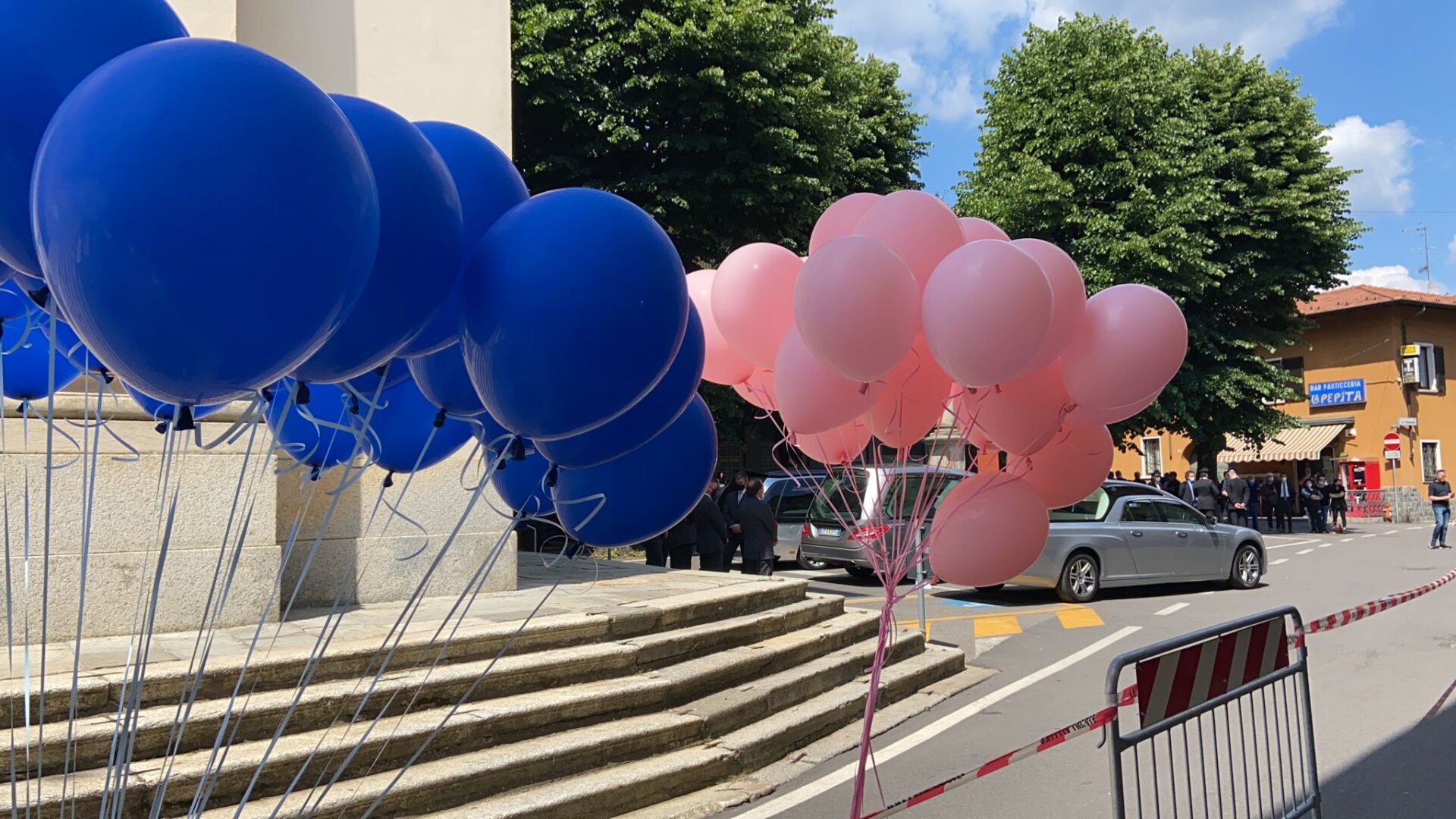 Più di 200 palloncini posizionati fuori dalla chiesa per ricordare Mattia e i suoi genitori