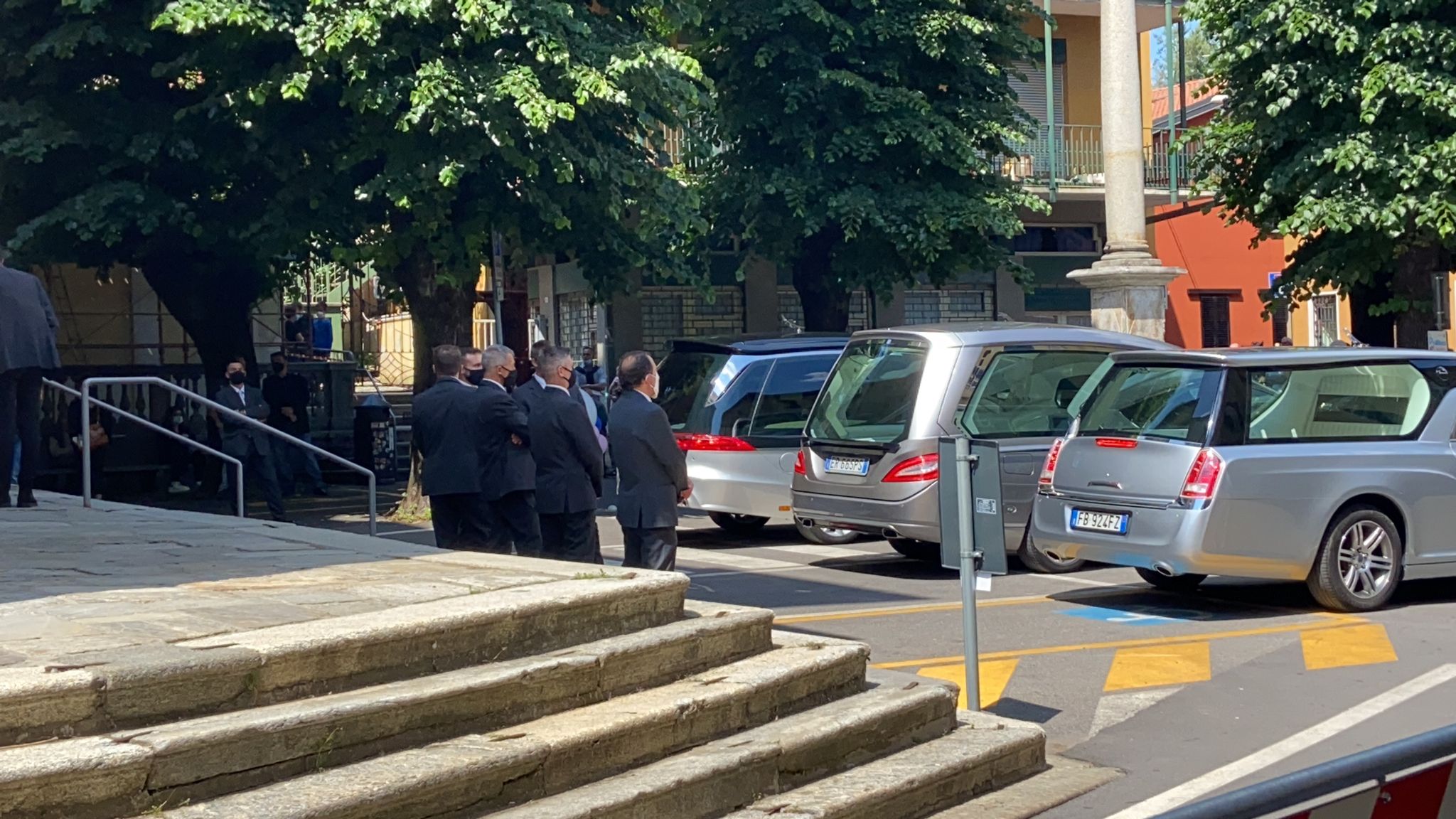 In corso a Vedano Olona i funerali di Vittorio, Elisabetta e Mattia, morti nella tragedia del Mottarone