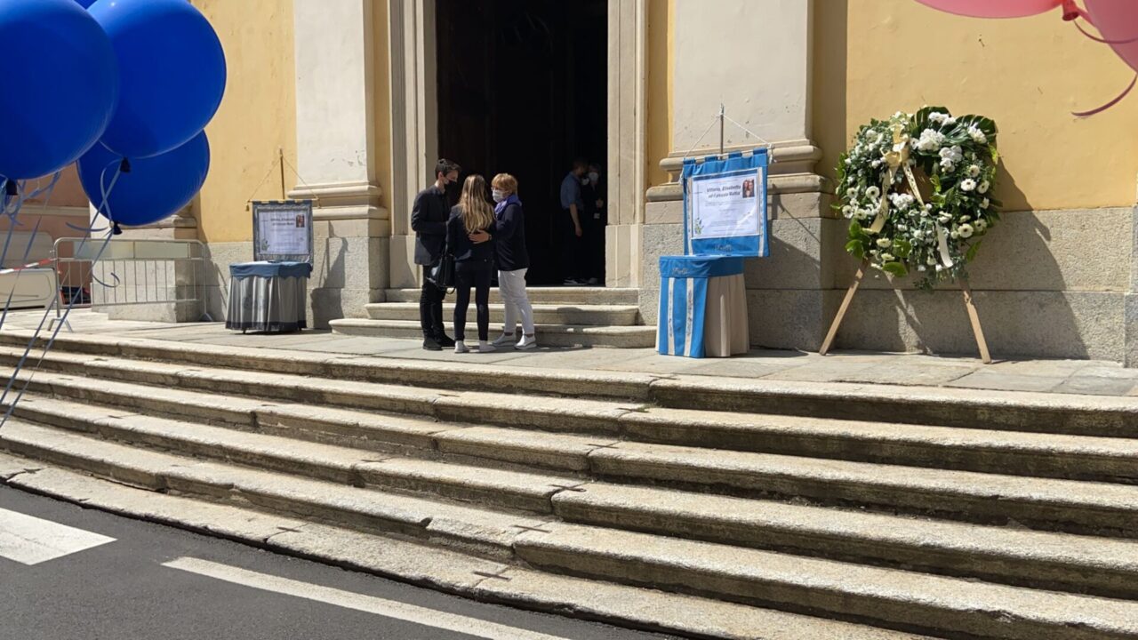 In corso a Vedano Olona i funerali di Vittorio, Elisabetta e Mattia, morti nella tragedia del Mottarone