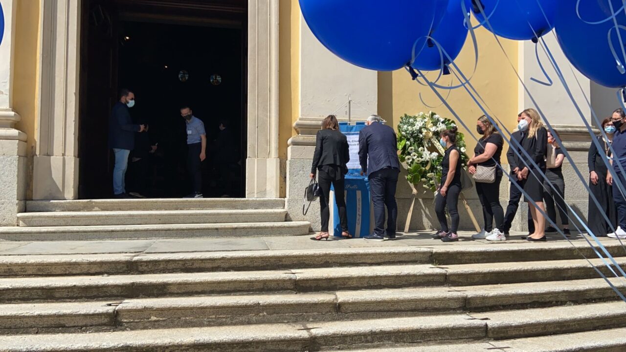 In corso a Vedano Olona i funerali di Vittorio, Elisabetta e Mattia, morti nella tragedia del Mottarone