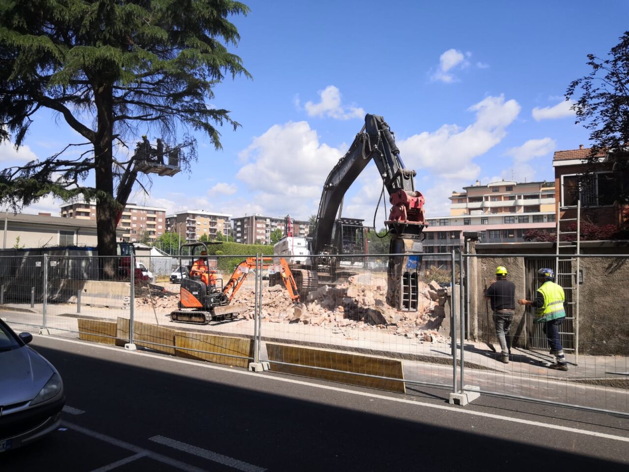 Ruspe in via San Francesco a Saronno: lì sorgerà un nuovo supermercato