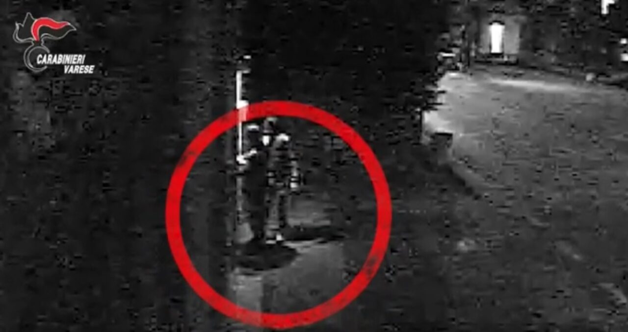 Il video che ha inchiodato i tre minorenni autori della rapina ad Albizzate