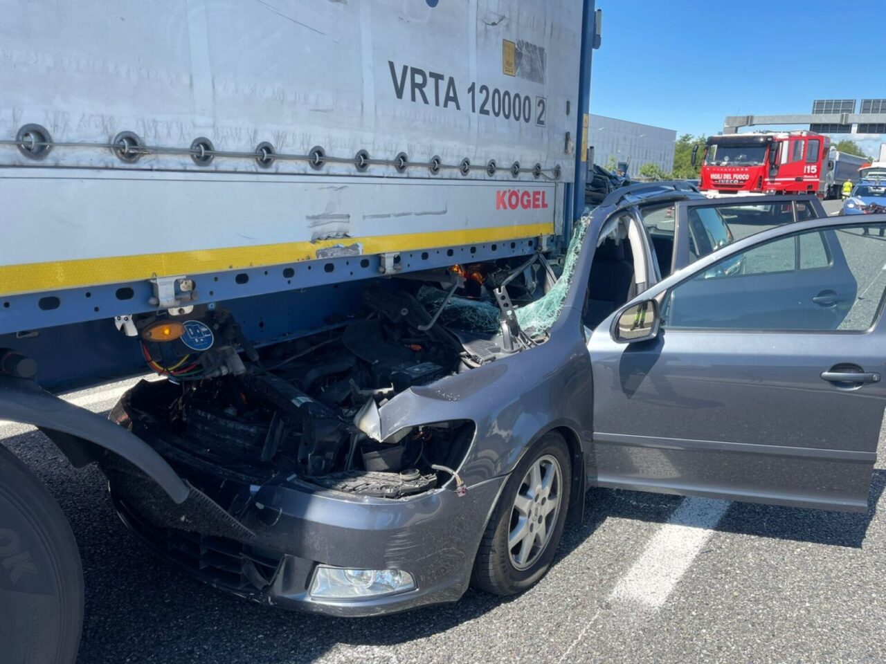 Incidente sulla A8 Milano-Varese: auto incastrata sotto a un camion