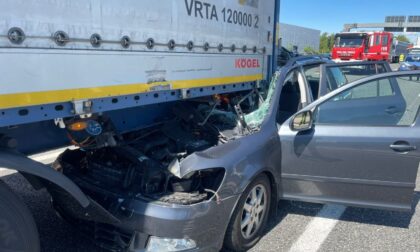 Incidente sulla A8 Milano-Varese: auto incastrata sotto a un camion