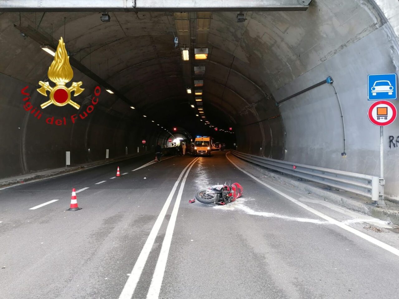 Incidente in galleria, muore in moto a 47 anni
