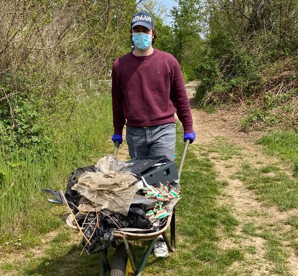 Gerenzano, Fratelli d’Italia raccoglie i rifiuti nel bosco