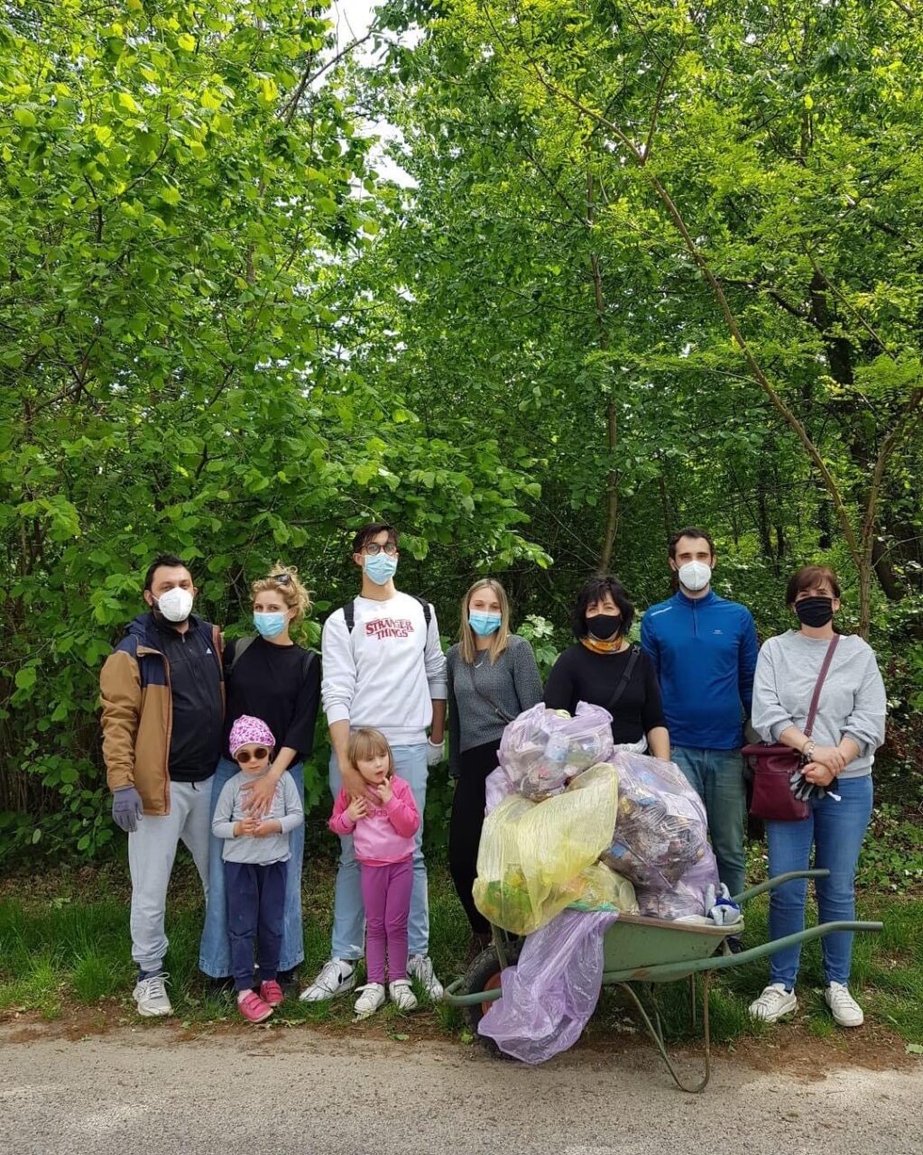 Giornata di pulizie a Caronno Varesino: passeggiata ecologica per una città più pulita