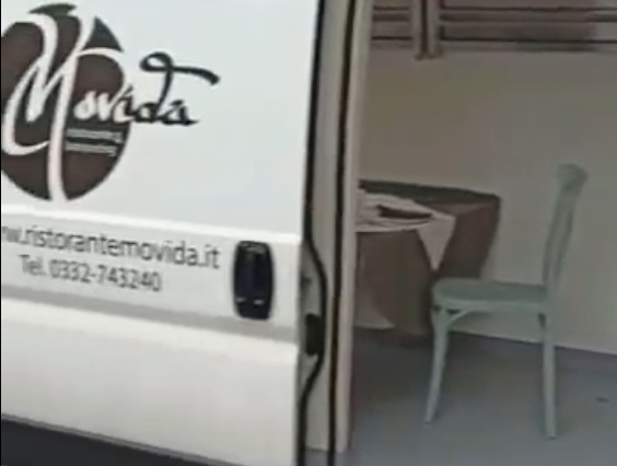 Fuori piove? Il ristorante non si arrende al meteo e s’inventa un tavolo “suite” nel furgone