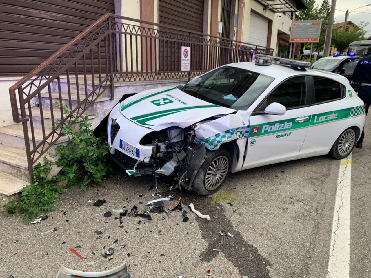Nell’inseguire un’auto “irregolare” la pattuglia della Polizia locale di Tradate si schianta a  Gazzada