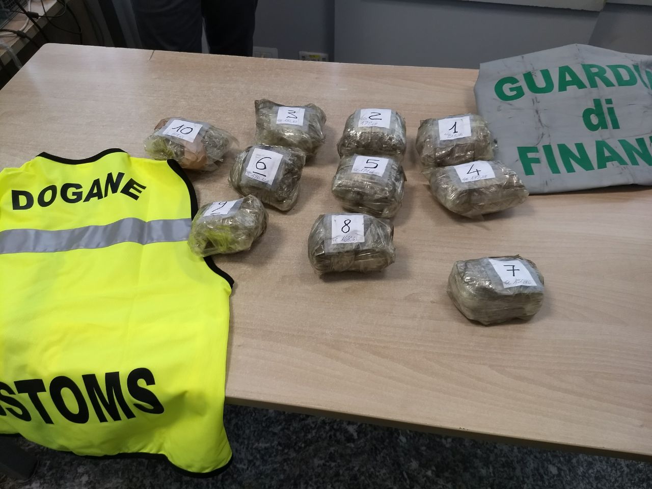 Dieci panetti di marijuana nel vano dell’auto scovati dal fiuto di Napoleon: arrestati due albanesi al confine