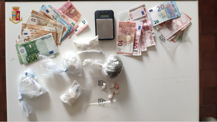 Strano andirivieni in una corte di Comabbio: trovati con 3 etti di cocaina e marijuana