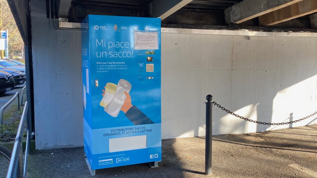 Raccolta rifiuti ecco quando ritirare i sacchetti a Saronno