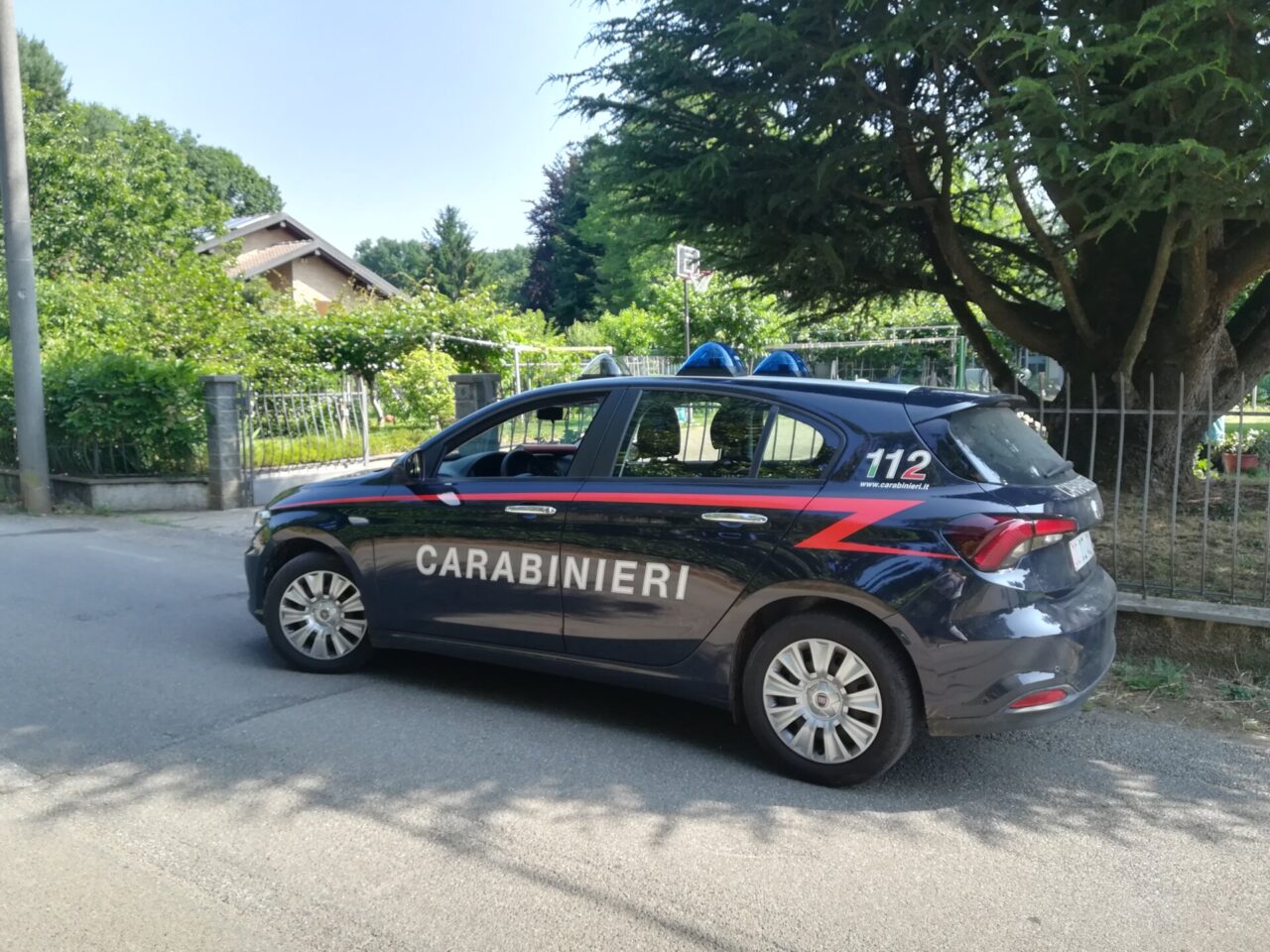 Si rifiuta di mostrare ciò che ha in tasca e ferisce i carabinieri: denunciato 17enne di Tradate