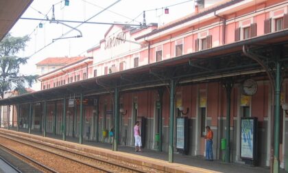 Stazione ferroviaria di Saronno Centro, binari tronchi e barriere antirumore